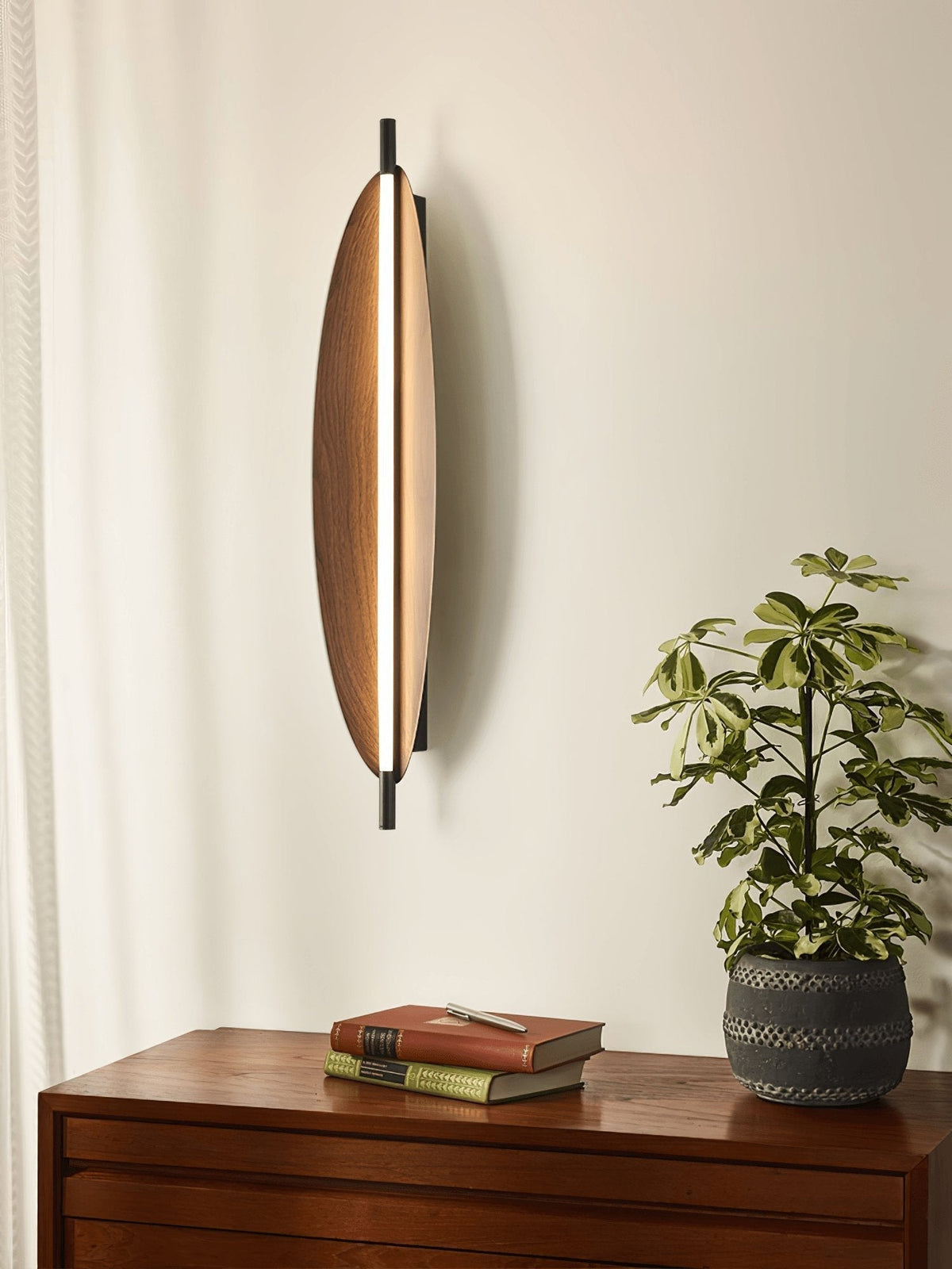 Orsoriel moderne minimalistische strakke wandlamp met walnoothout afwerking