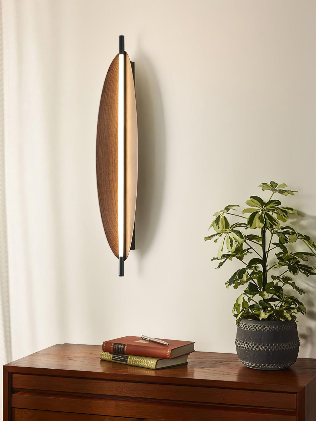 Orsoriel moderne minimalistische strakke wandlamp met walnoothout afwerking