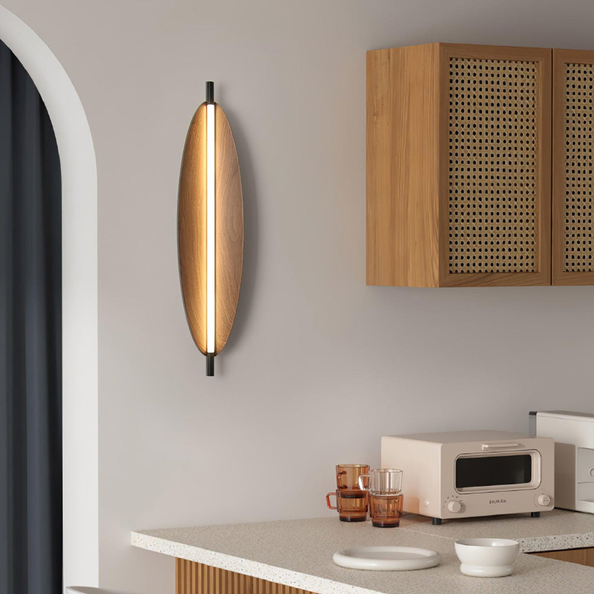 Orsoriel moderne minimalistische strakke wandlamp met walnoothout afwerking