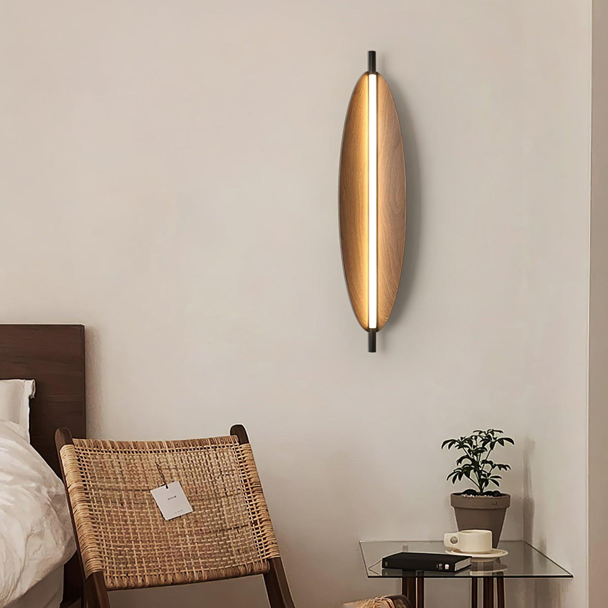 Orsoriel moderne minimalistische strakke wandlamp met walnoothout afwerking