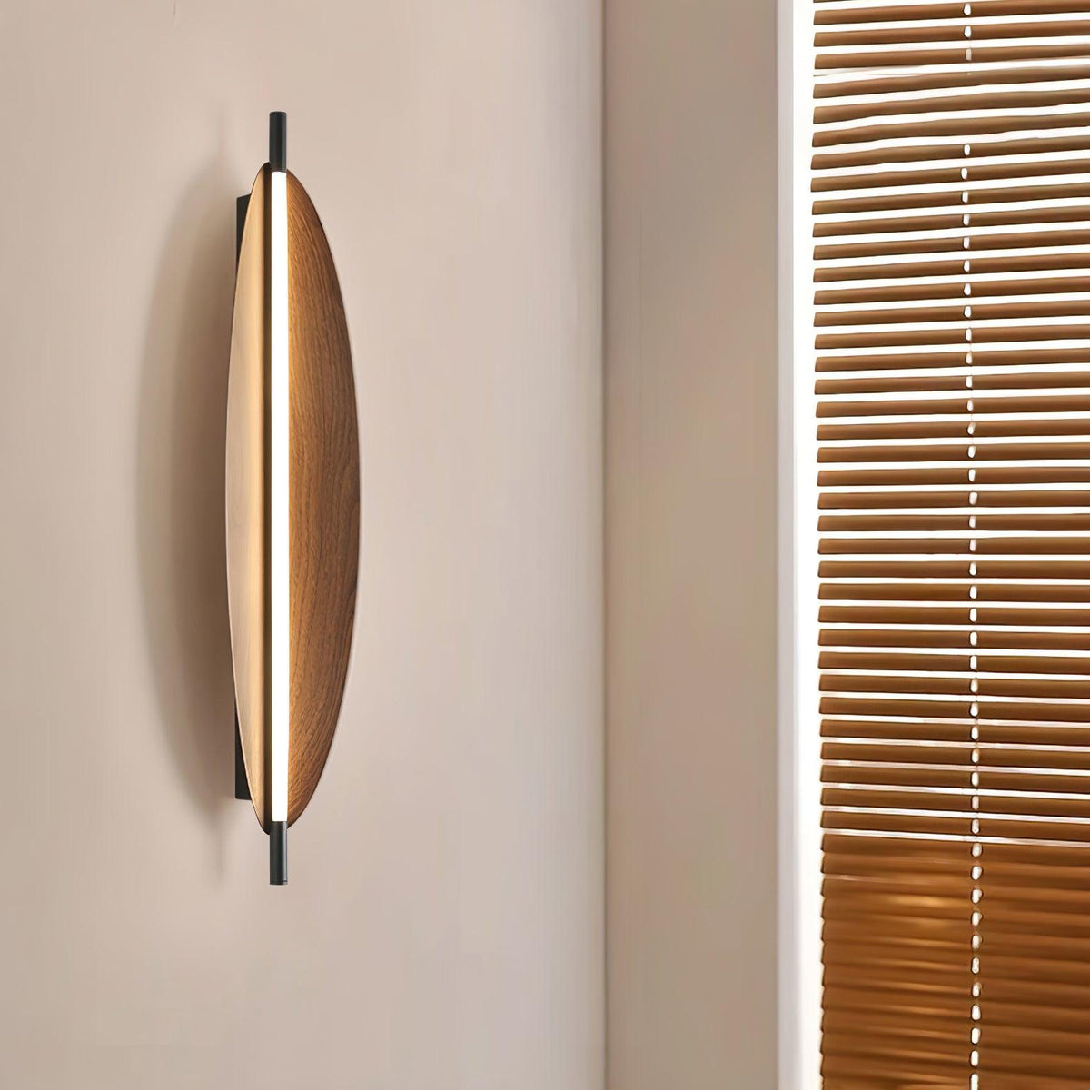 Orsoriel moderne minimalistische strakke wandlamp met walnoothout afwerking