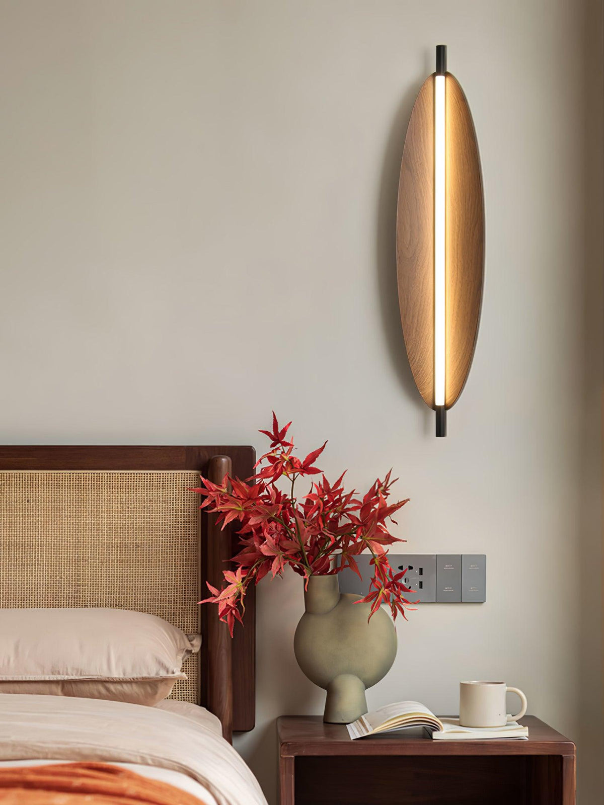 Orsoriel moderne minimalistische strakke wandlamp met walnoothout afwerking