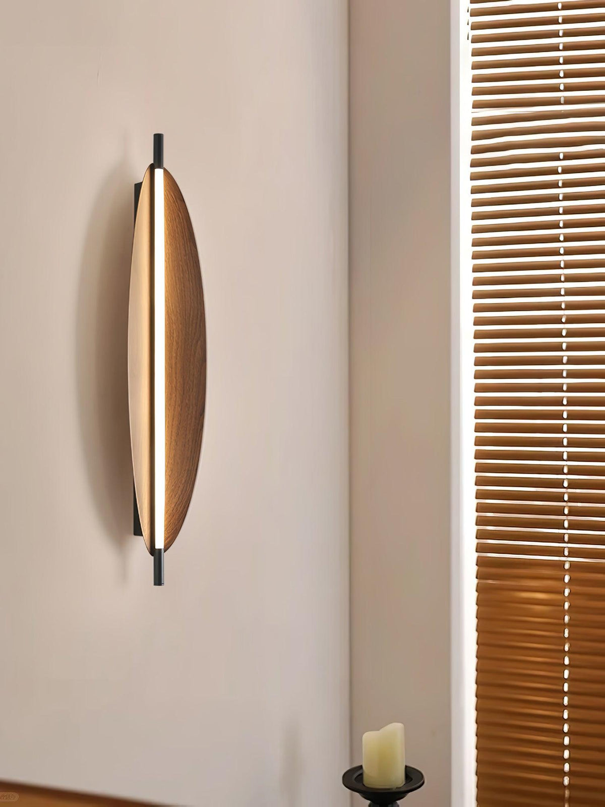 Orsoriel moderne minimalistische strakke wandlamp met walnoothout afwerking