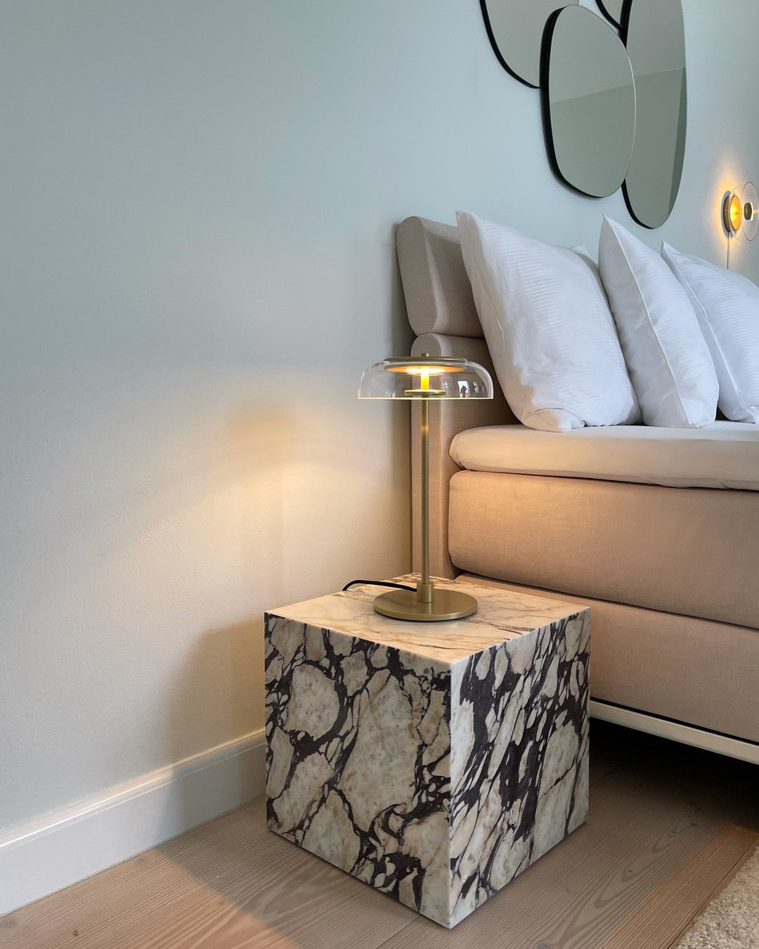 Rinelette tafellamp heldere glazen kap houten voet