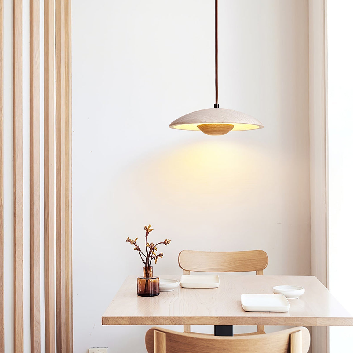 Bax hanglamp met brede rand in geel travertin