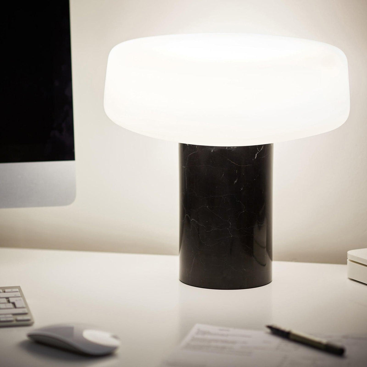 Erinilil tafellamp met marmeren voet