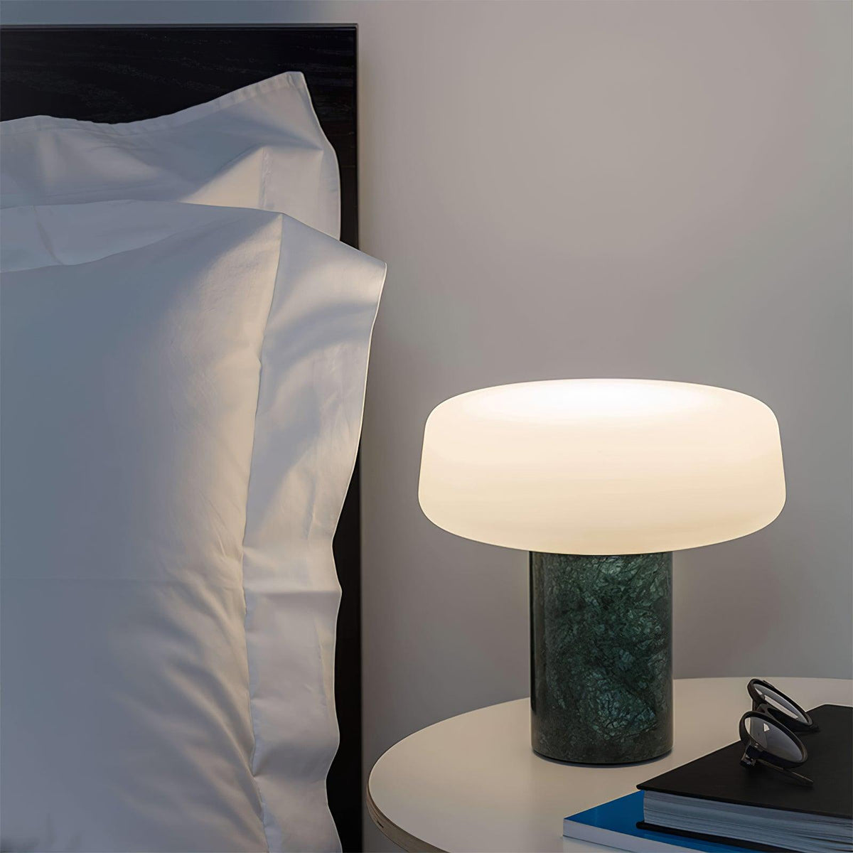 Erinilil tafellamp met marmeren voet