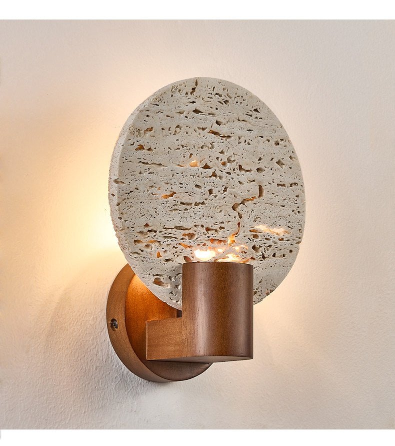 Taveiella wandlamp met ronde gele travertinschijf en walnootcilinder
