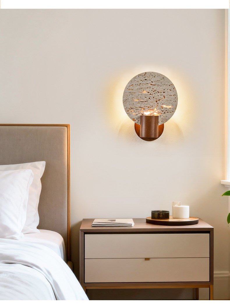Taveiella wandlamp met ronde gele travertinschijf en walnootcilinder