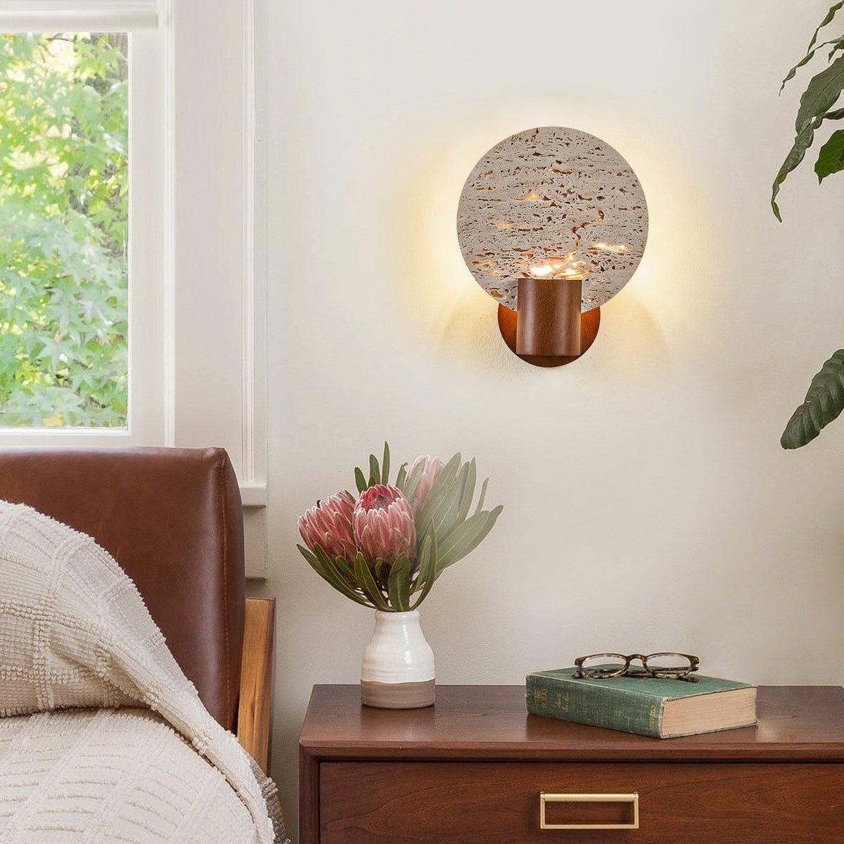 Taveiella wandlamp met ronde gele travertinschijf en walnootcilinder