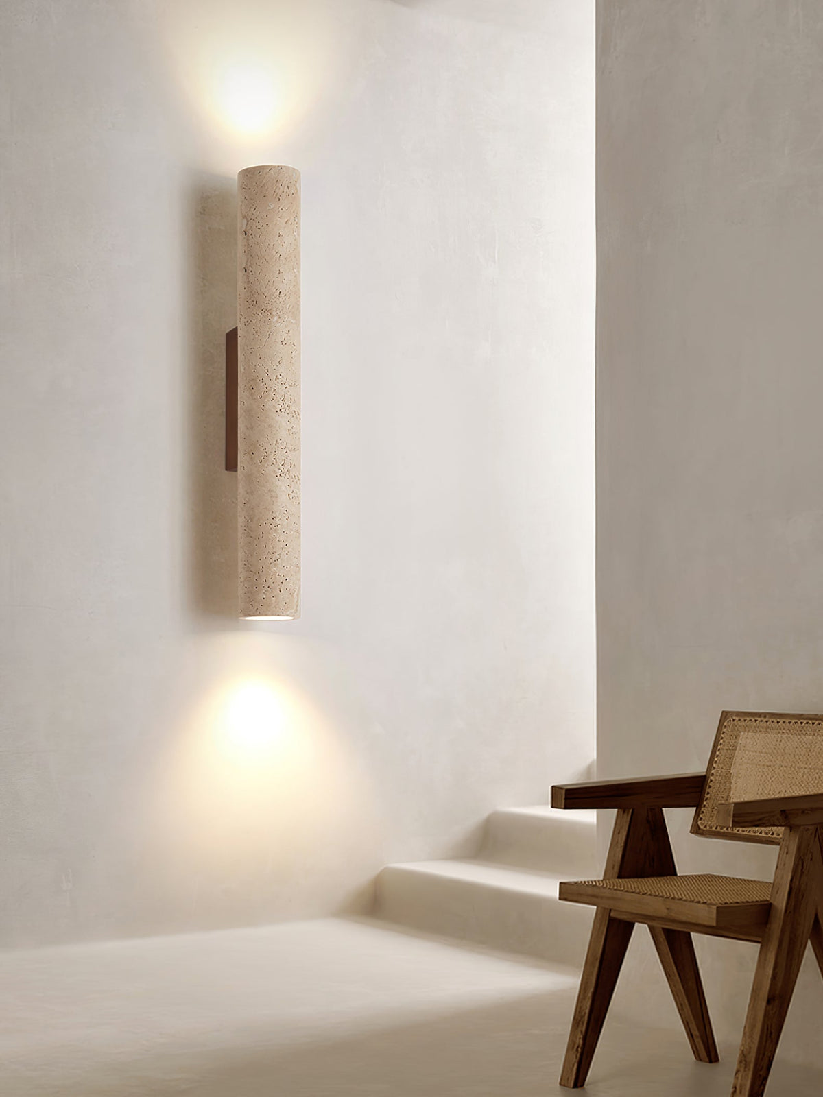 Seranise slanke cilindervormige wandlamp van geel travertin