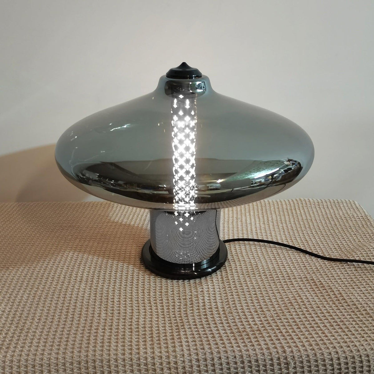 Anthony moderne tafellamp van rookgrijs glas