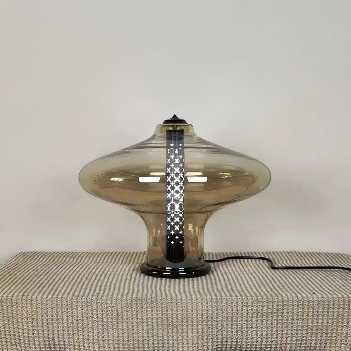 Anthony moderne tafellamp van rookgrijs glas