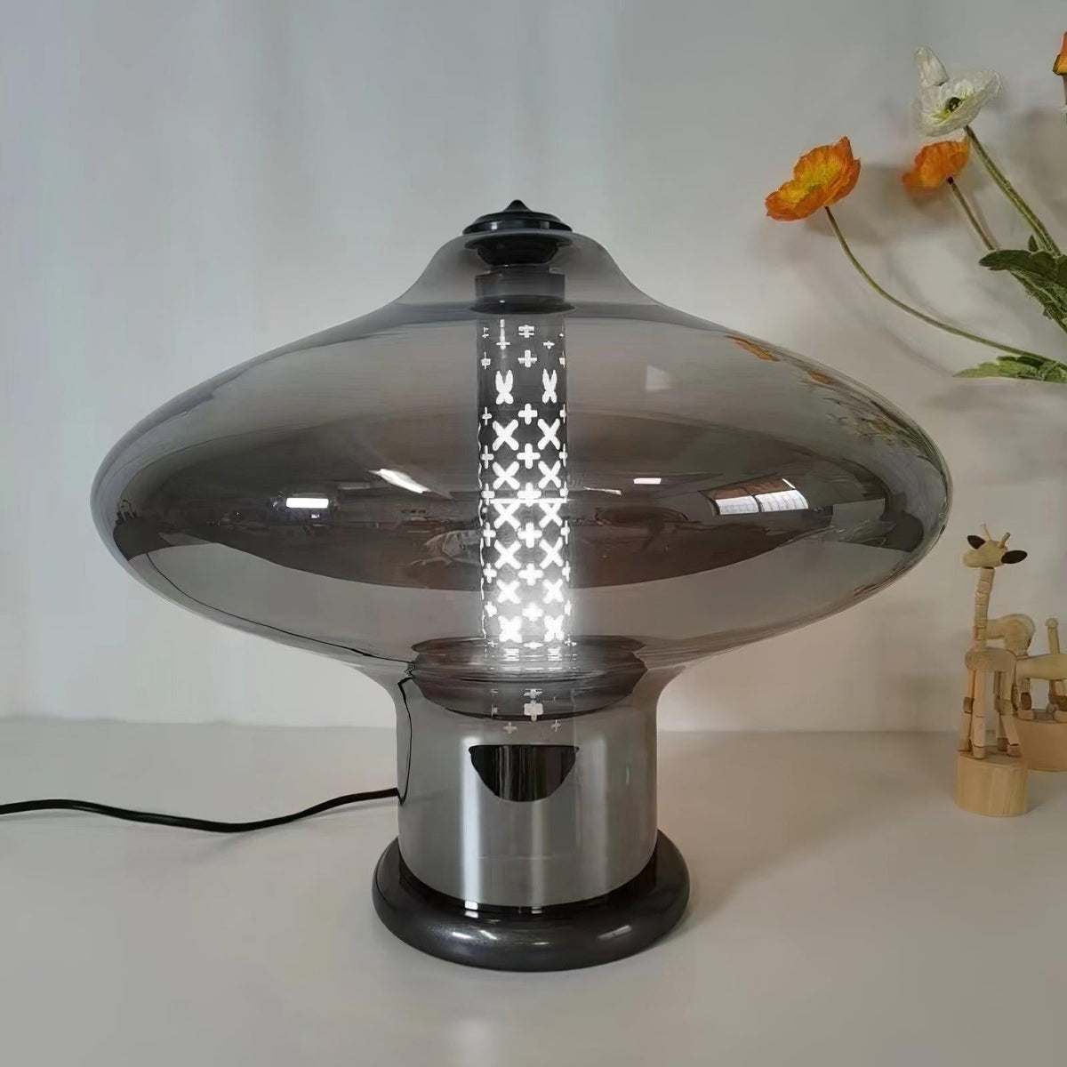 Anthony moderne tafellamp van rookgrijs glas