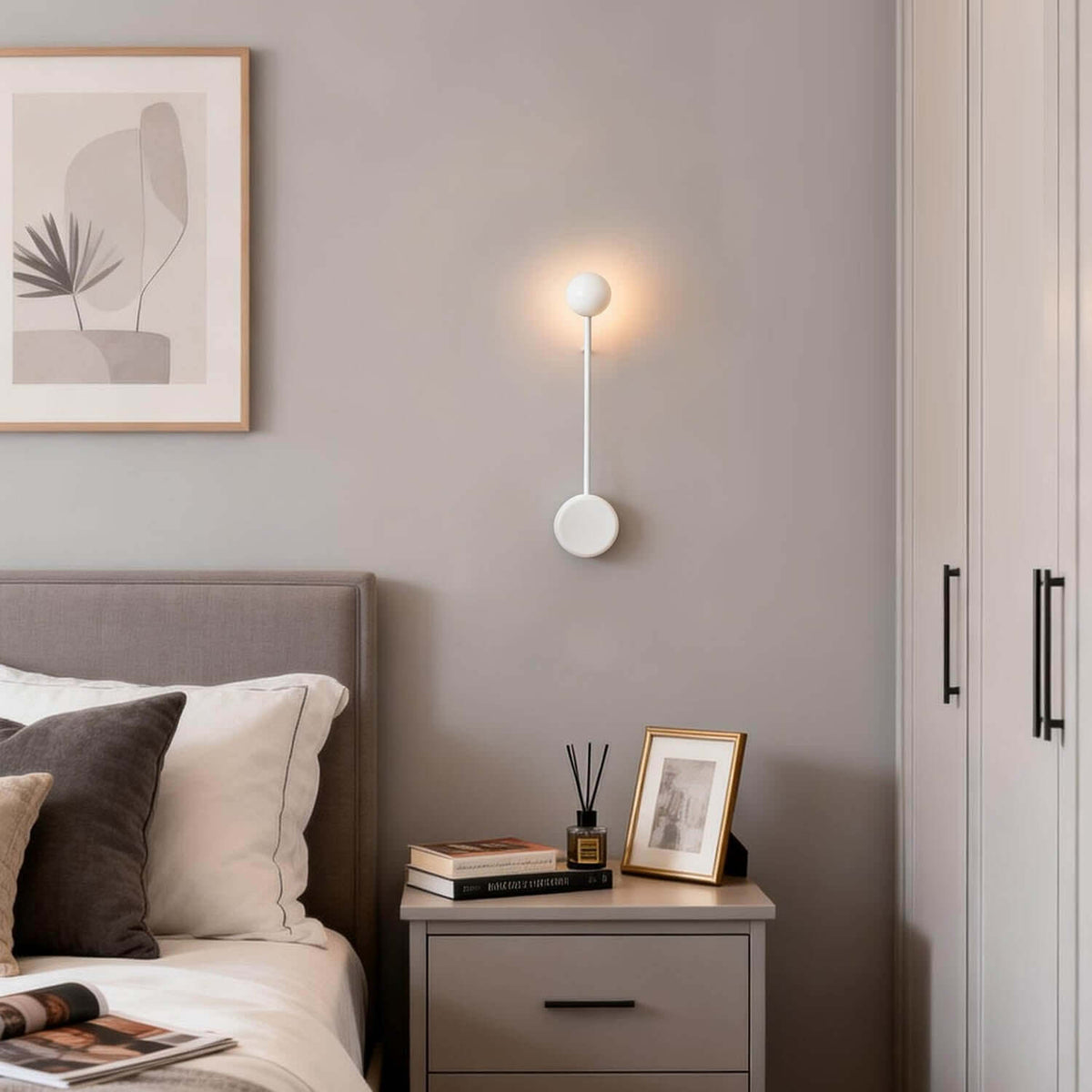 Sphere-on-Stem LED wandlamp
