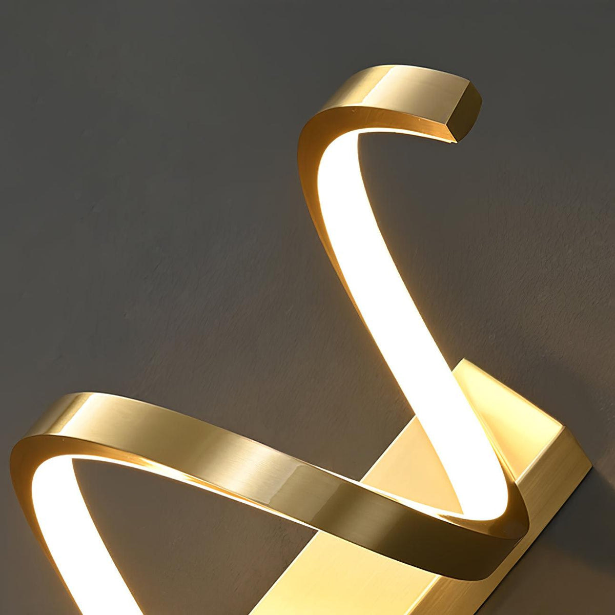 Asilion wandlamp met spiraal in Noordse kunststijl