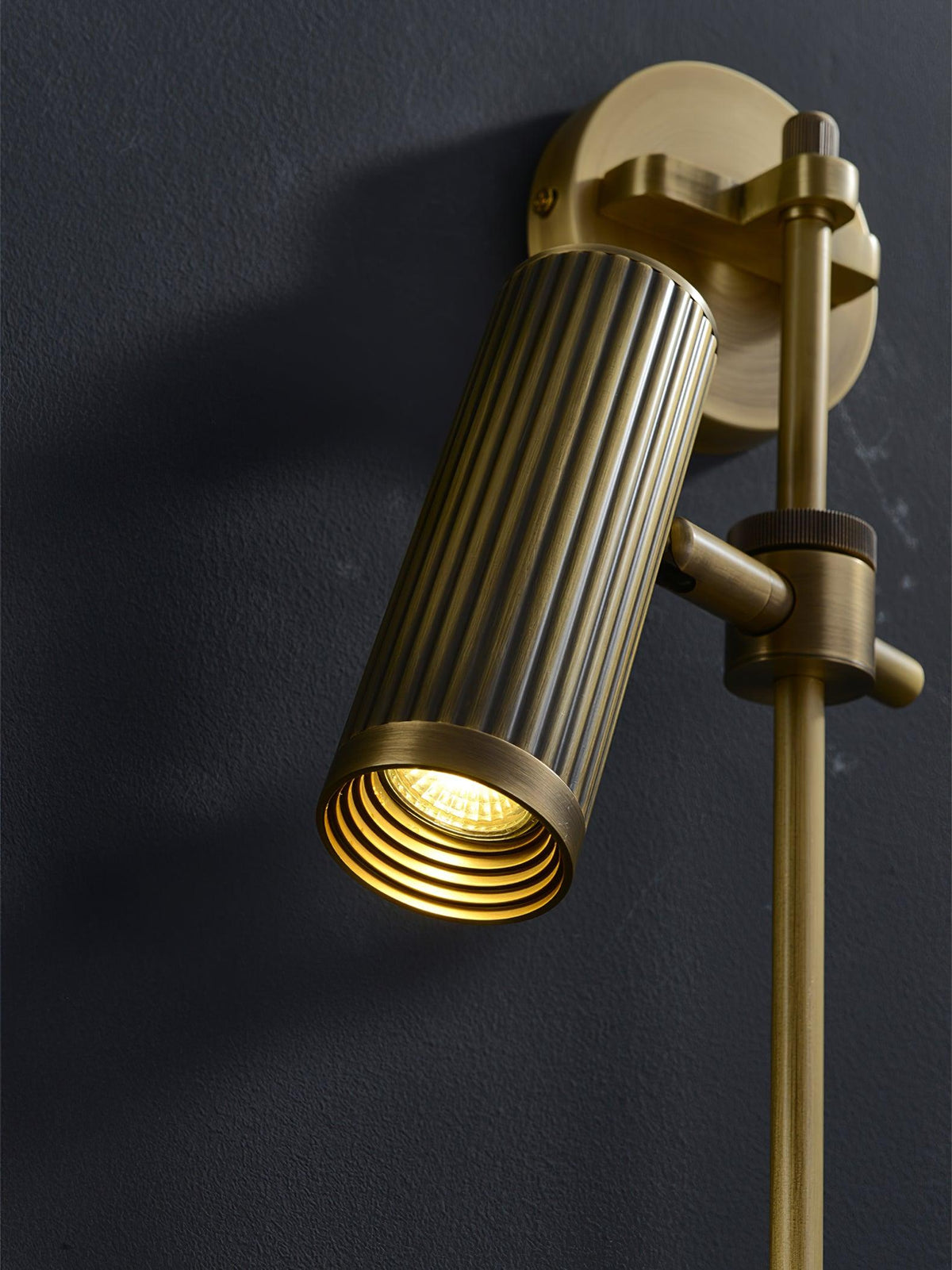 Kirixel wandlamp in messing