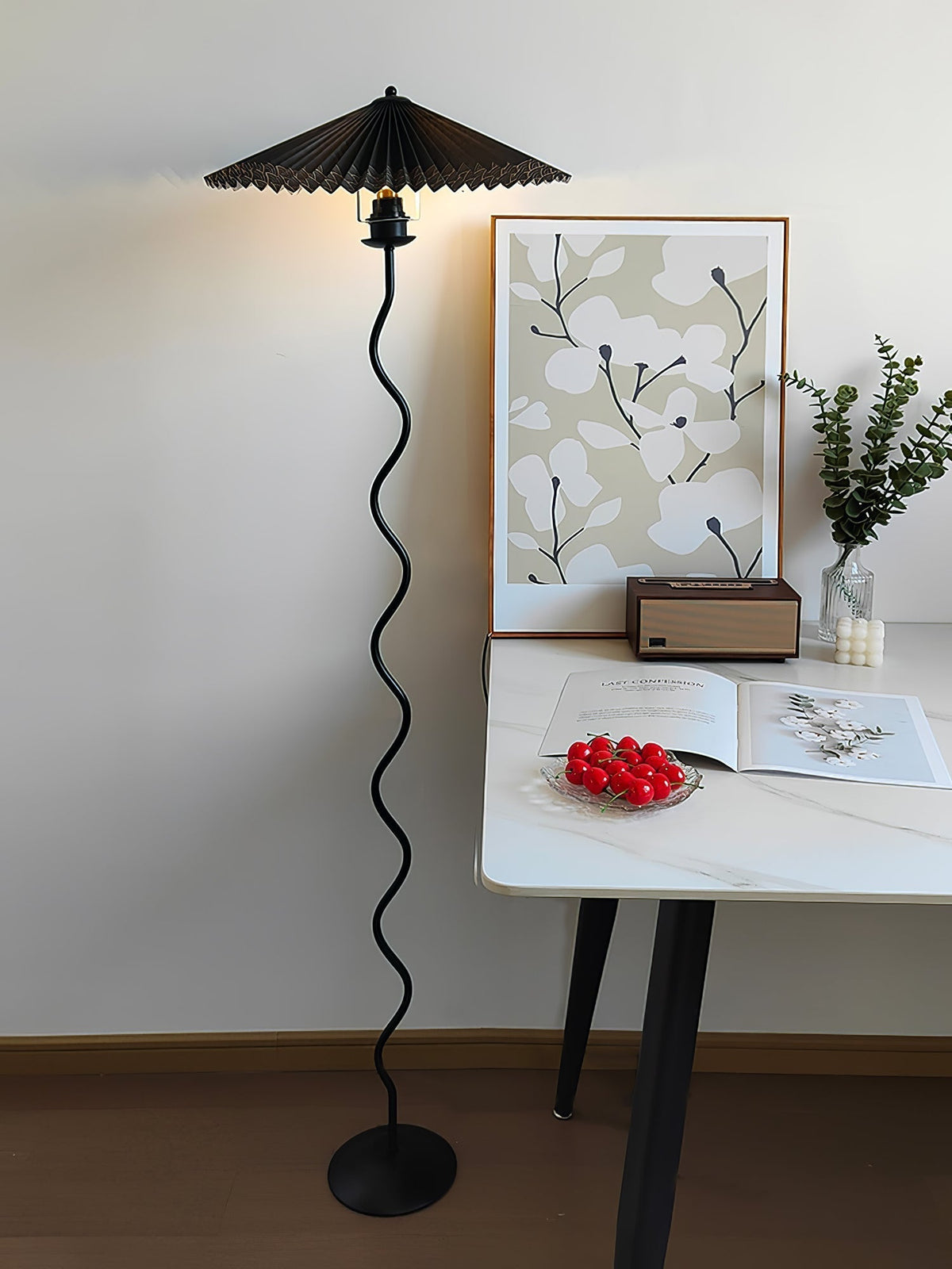 Lioraven vloerlamp van textiel in minimalistisch ontwerp