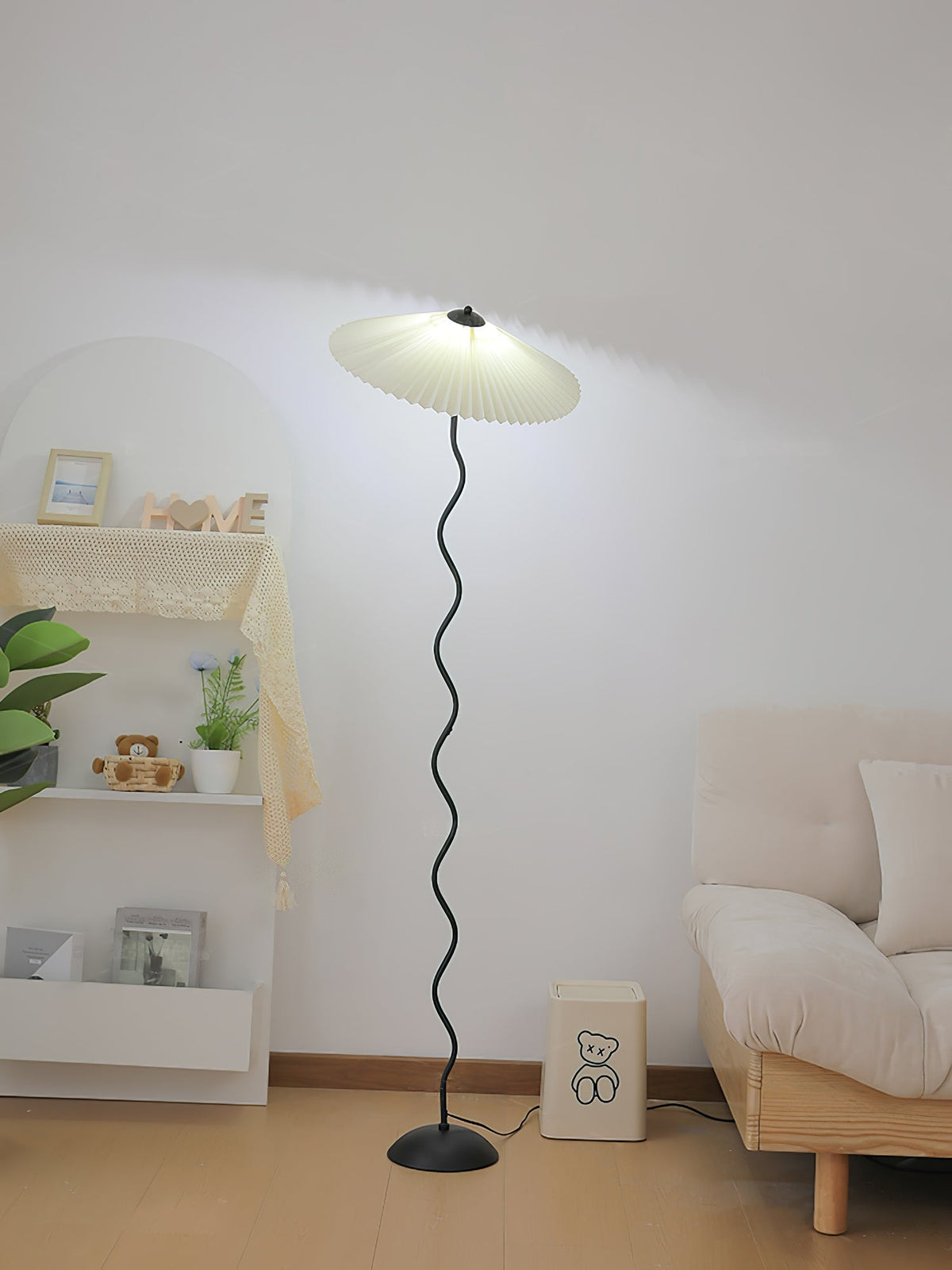 Lioraven vloerlamp van textiel in minimalistisch ontwerp