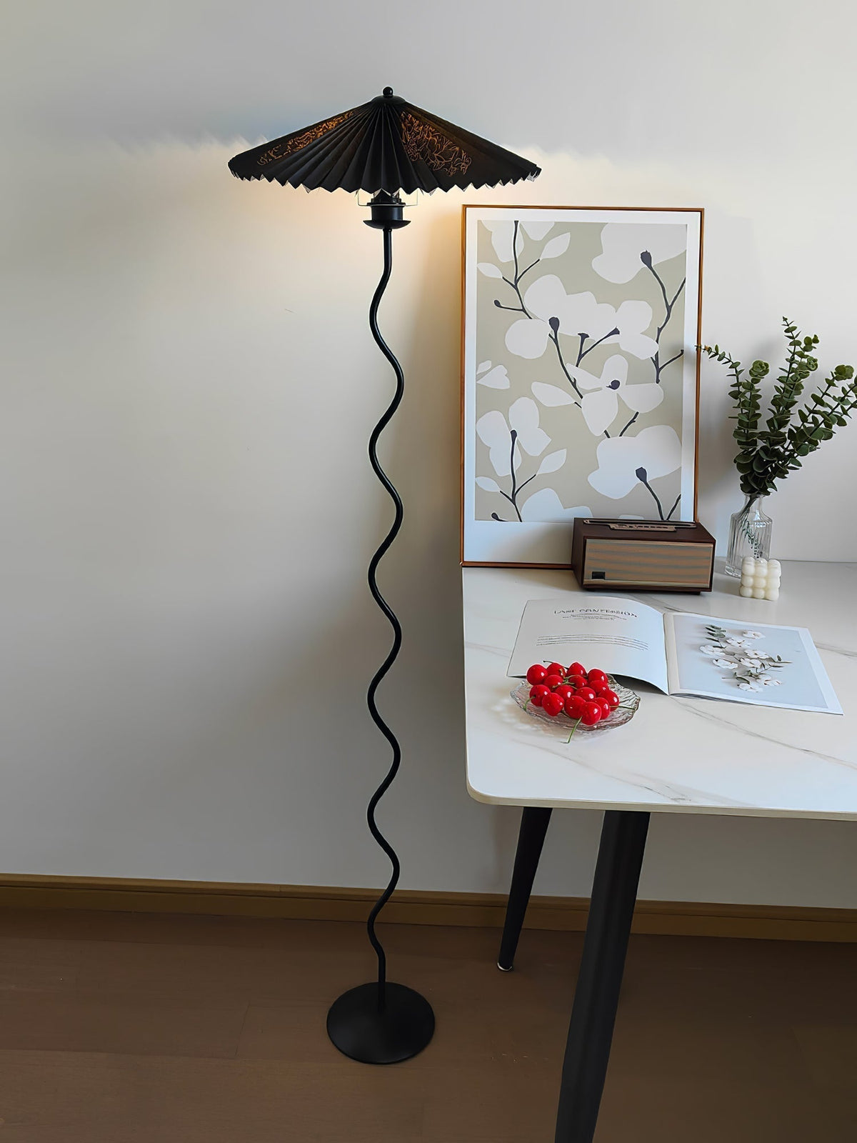 Lioraven vloerlamp van textiel in minimalistisch ontwerp