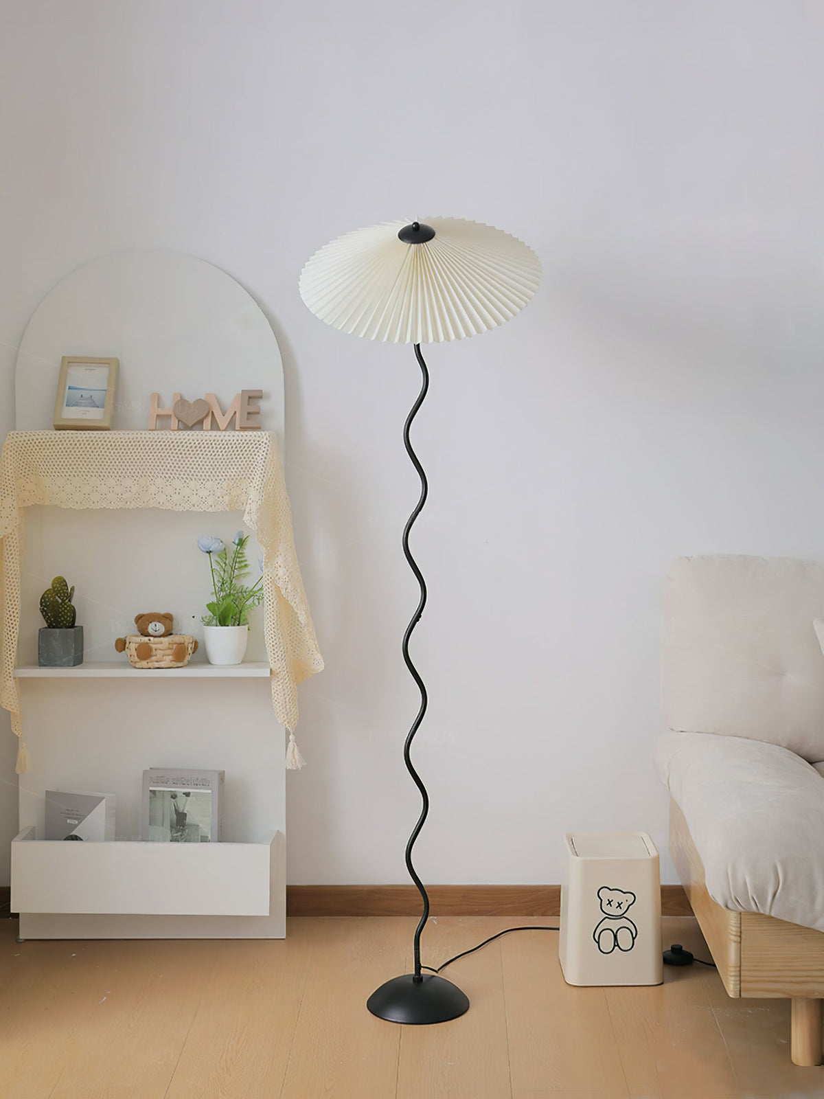 Lioraven vloerlamp van textiel in minimalistisch ontwerp