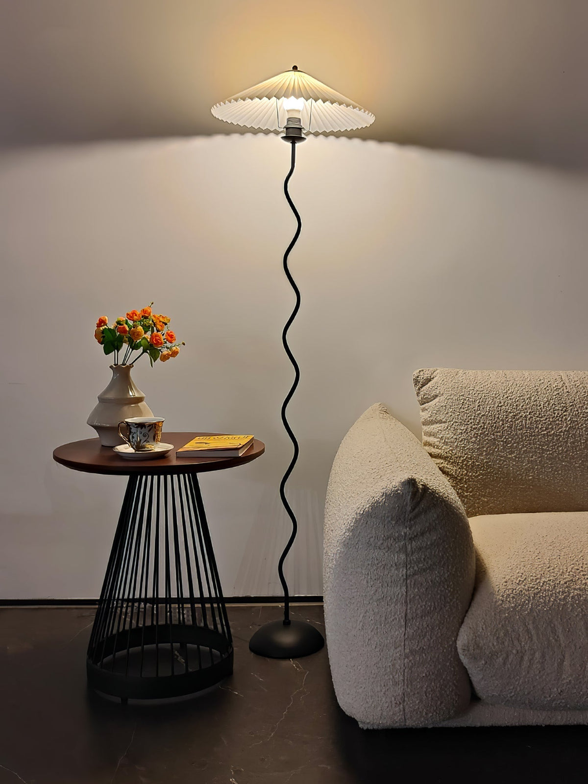 Lioraven vloerlamp van textiel in minimalistisch ontwerp