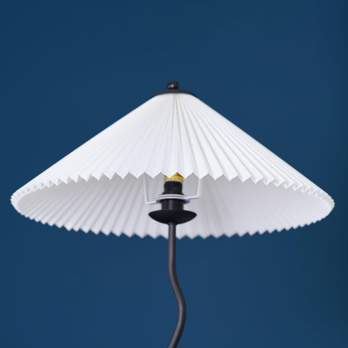Lioraven vloerlamp van textiel in minimalistisch ontwerp