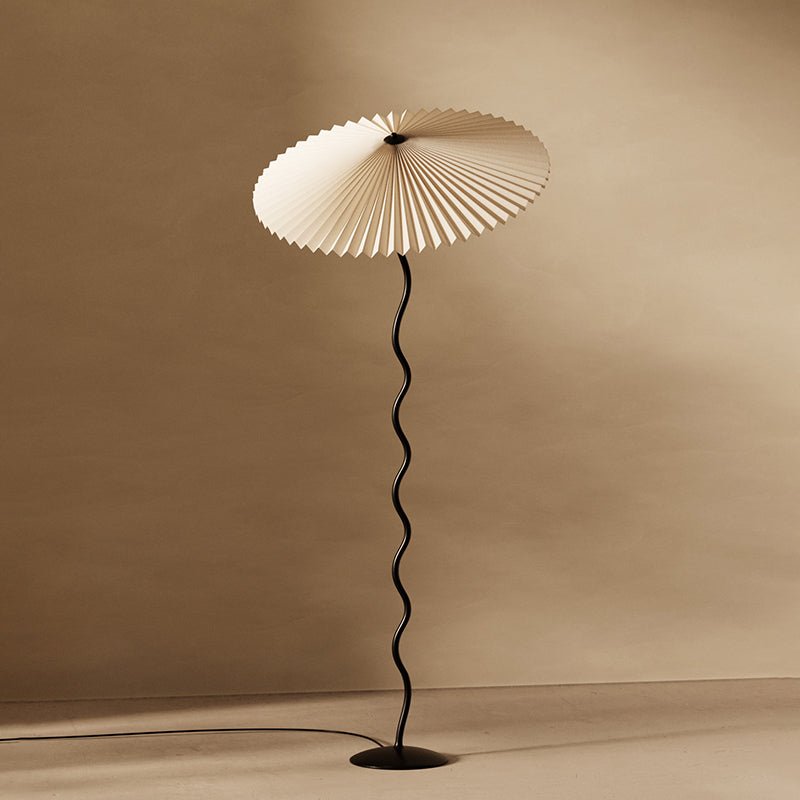 Lioraven vloerlamp van textiel in minimalistisch ontwerp