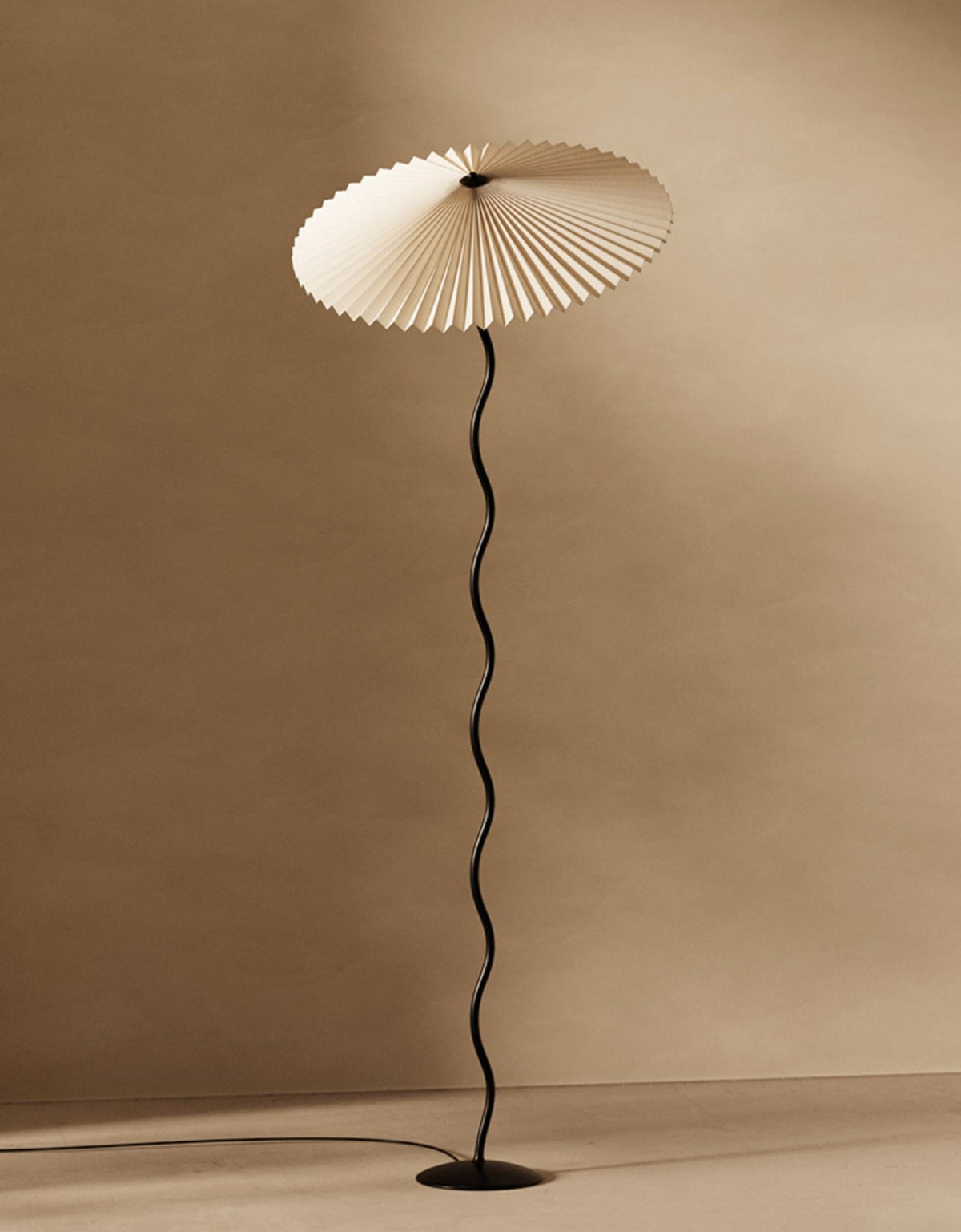Lioraven vloerlamp van textiel in minimalistisch ontwerp