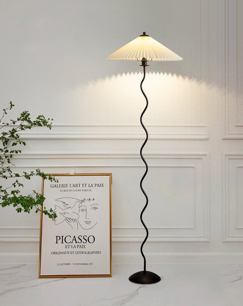 Lioraven vloerlamp van textiel in minimalistisch ontwerp