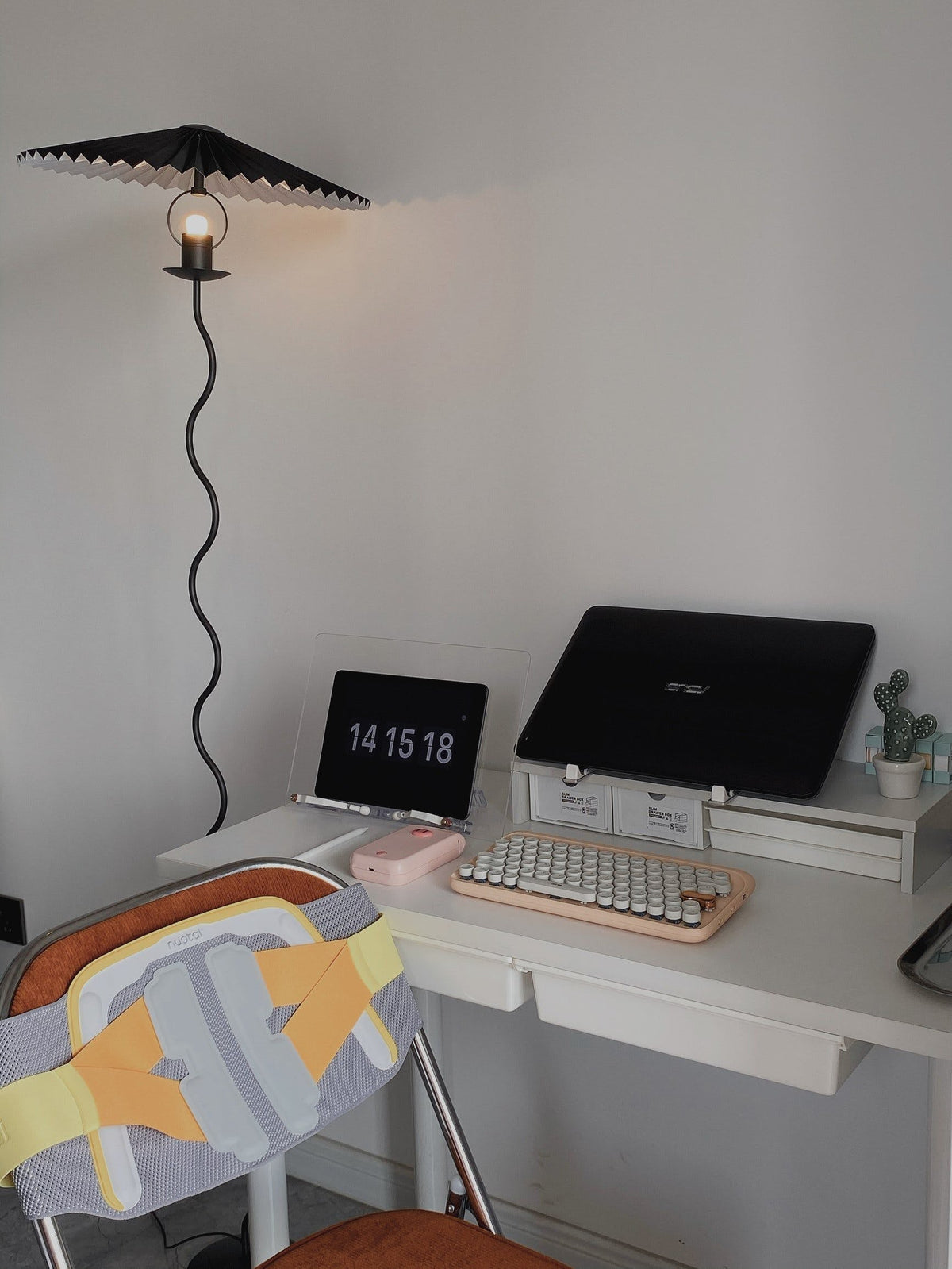 Lioraven vloerlamp van textiel in minimalistisch ontwerp