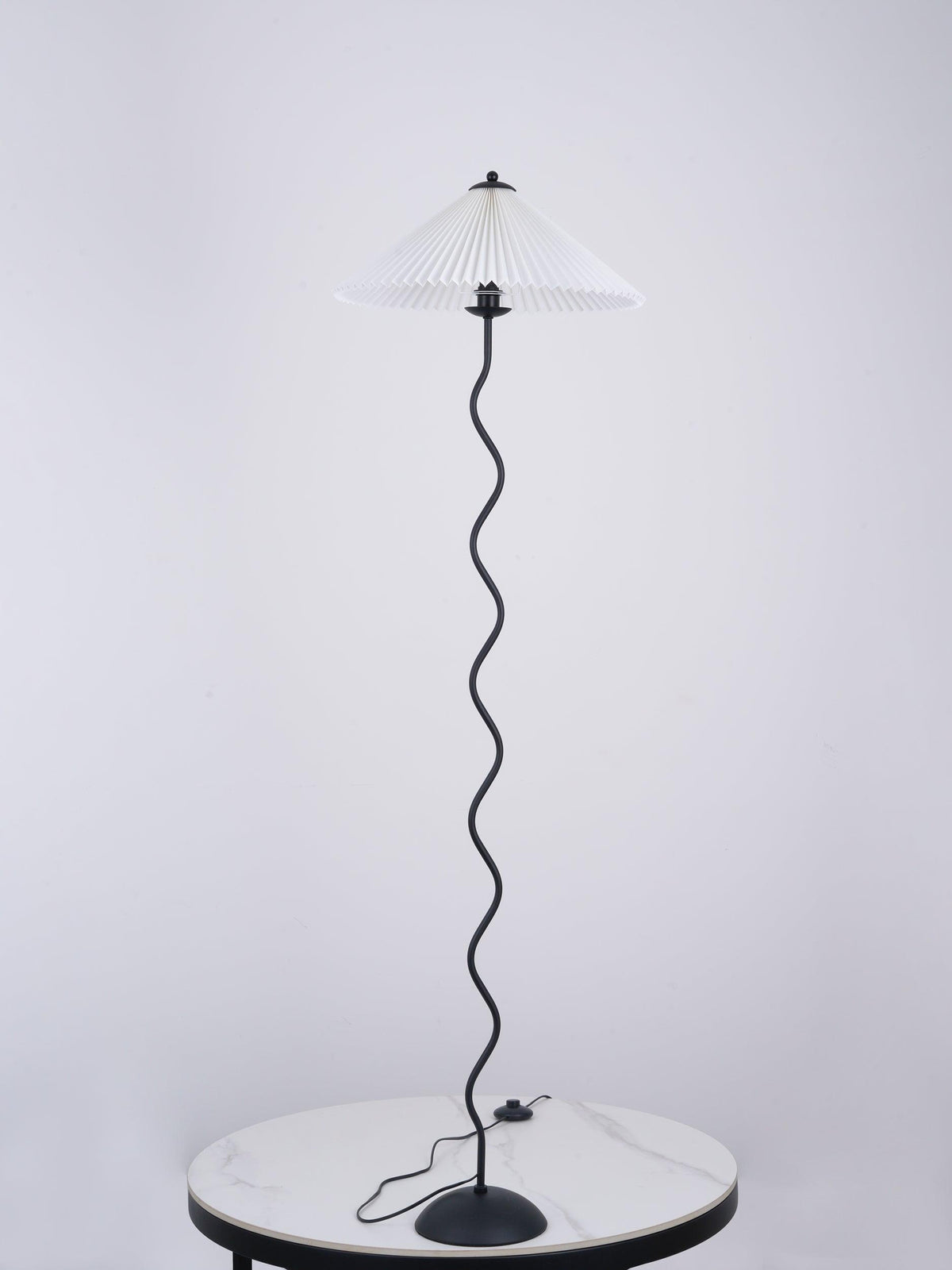 Lioraven vloerlamp van textiel in minimalistisch ontwerp