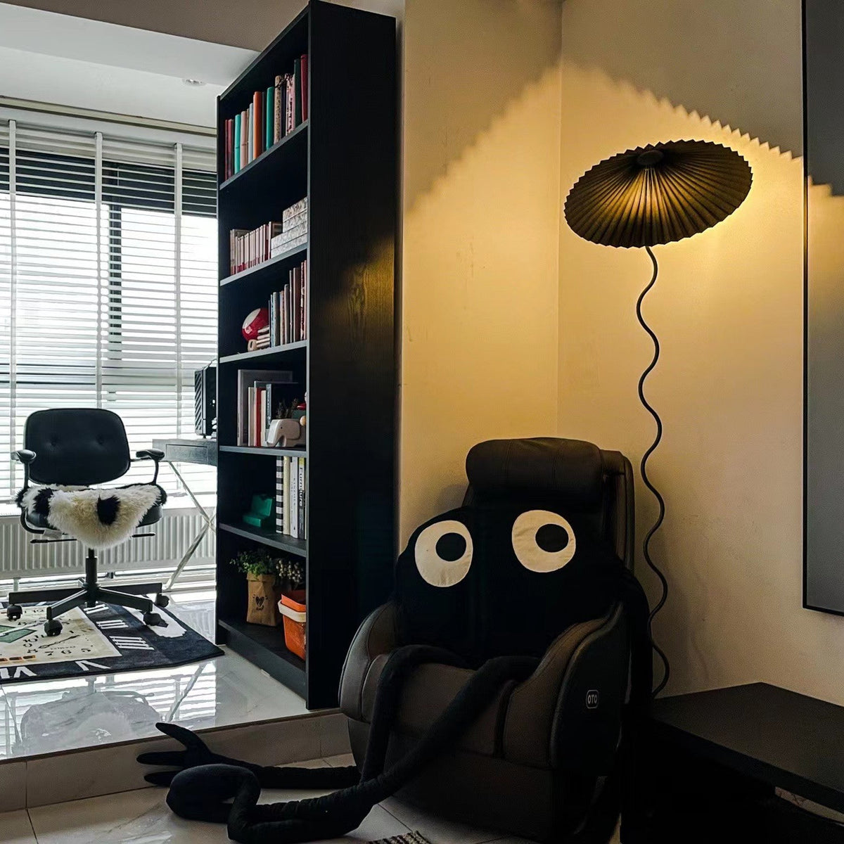 Lioraven vloerlamp van textiel in minimalistisch ontwerp