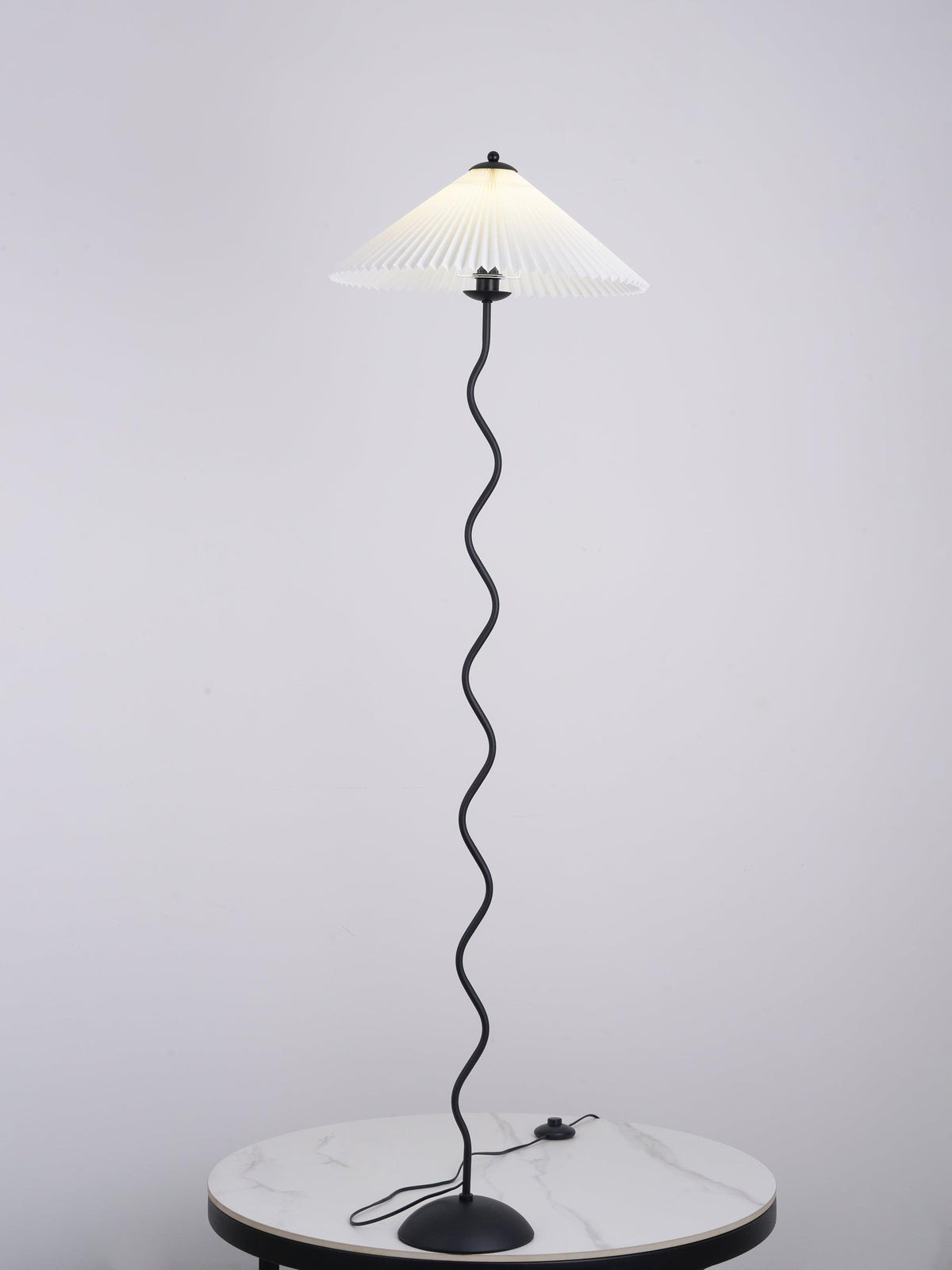 Lioraven vloerlamp van textiel in minimalistisch ontwerp