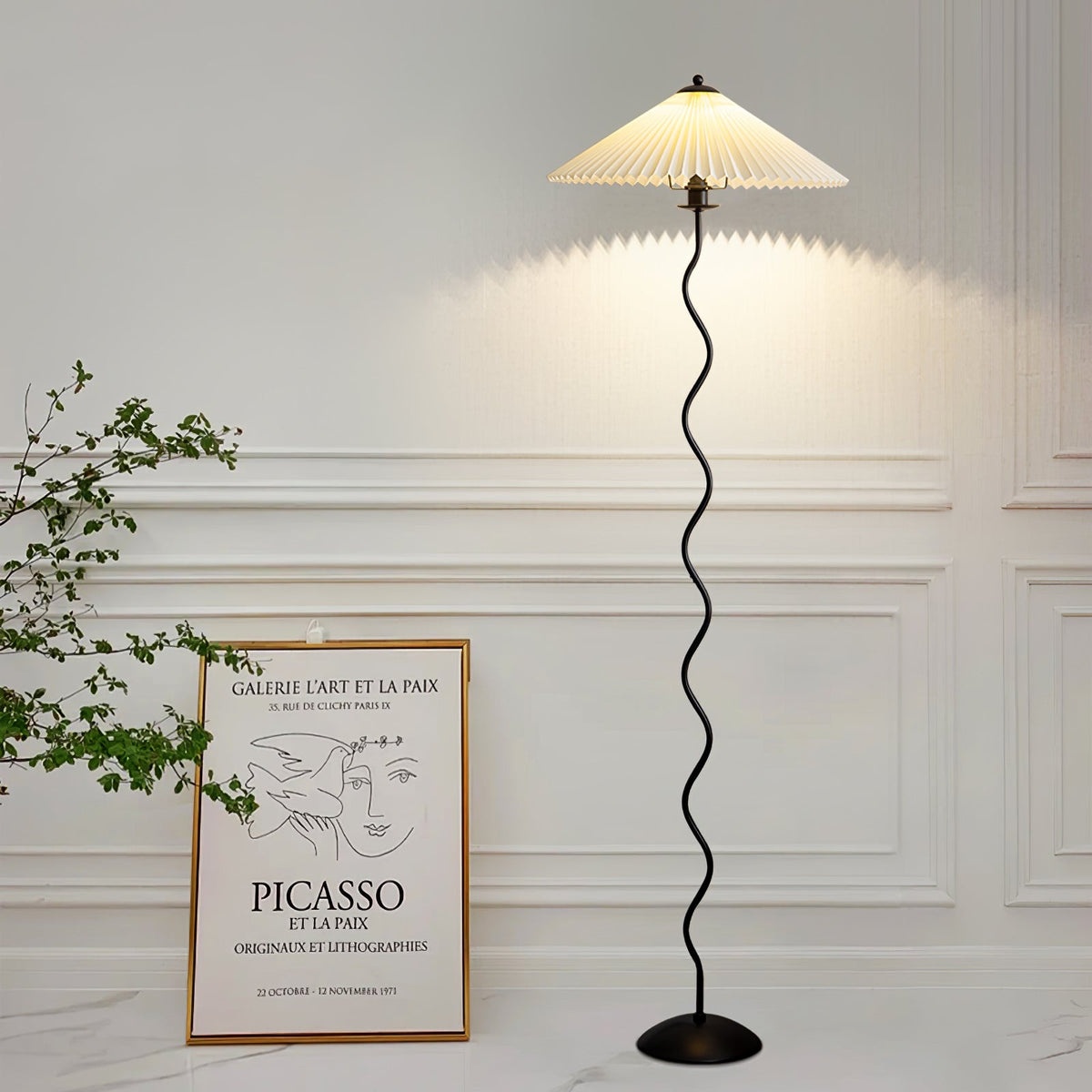 Lioraven vloerlamp van textiel in minimalistisch ontwerp