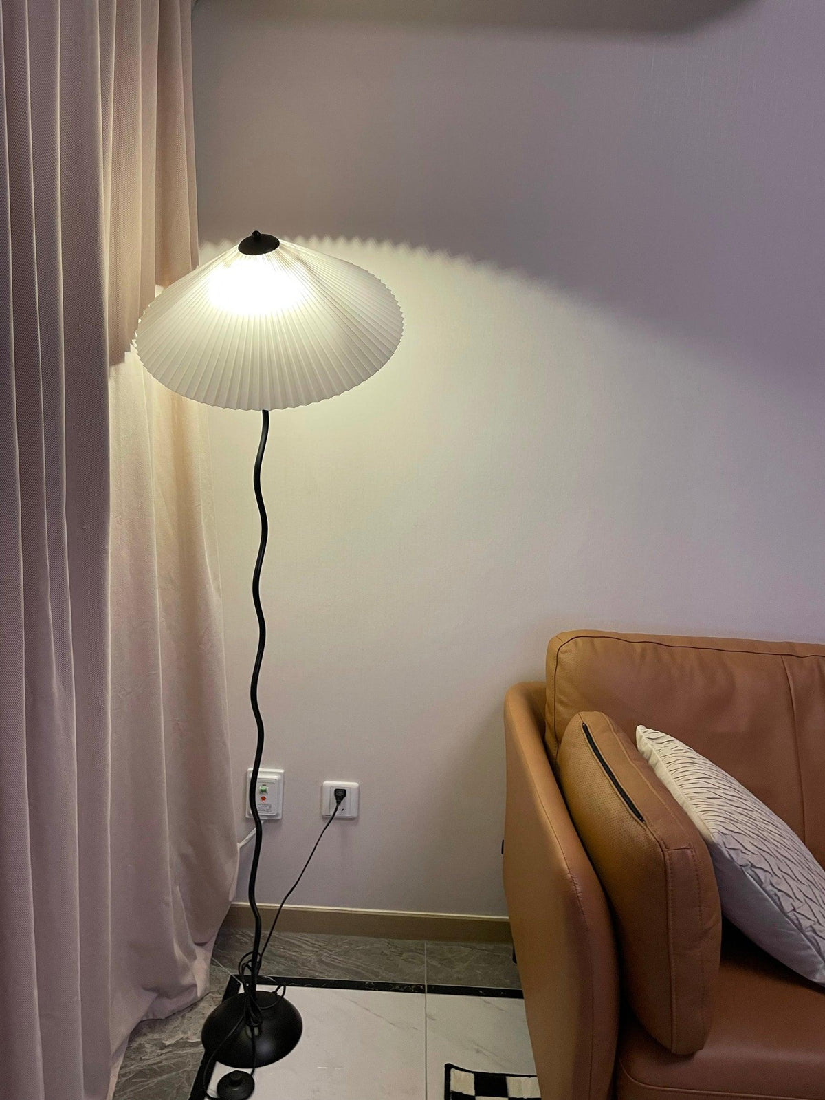Lioraven vloerlamp van textiel in minimalistisch ontwerp