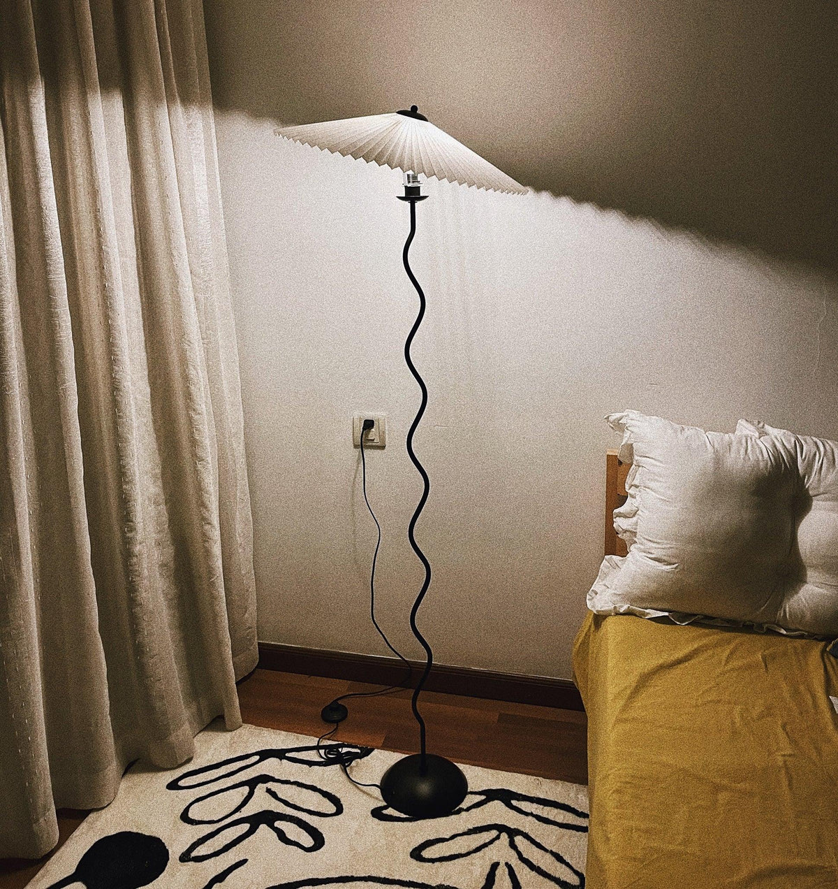 Lioraven vloerlamp van textiel in minimalistisch ontwerp