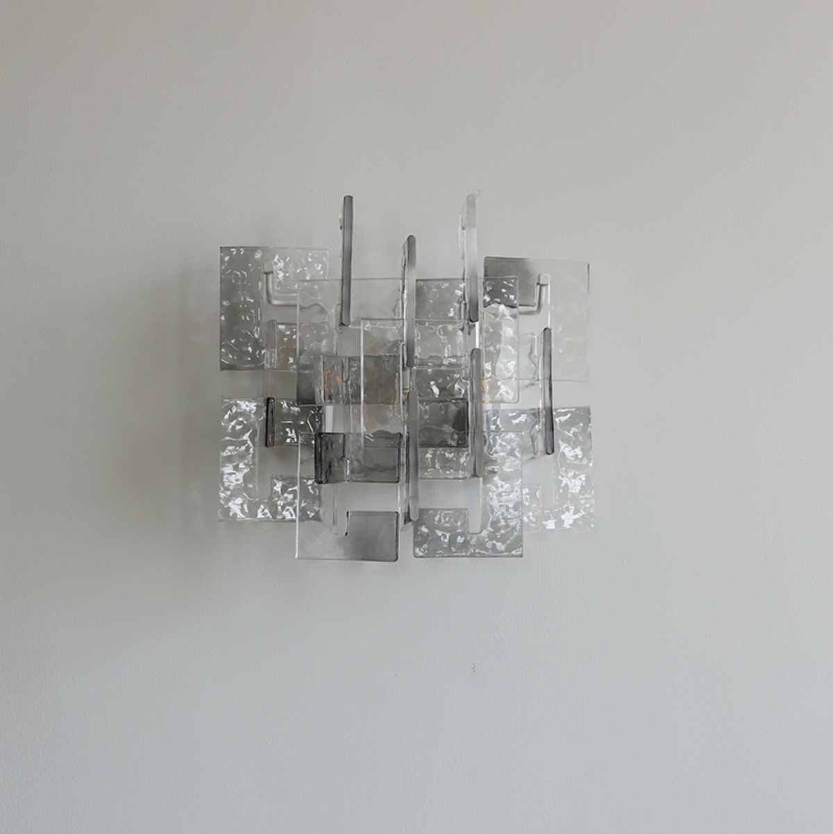 Stacked wandlamp met glazen kap