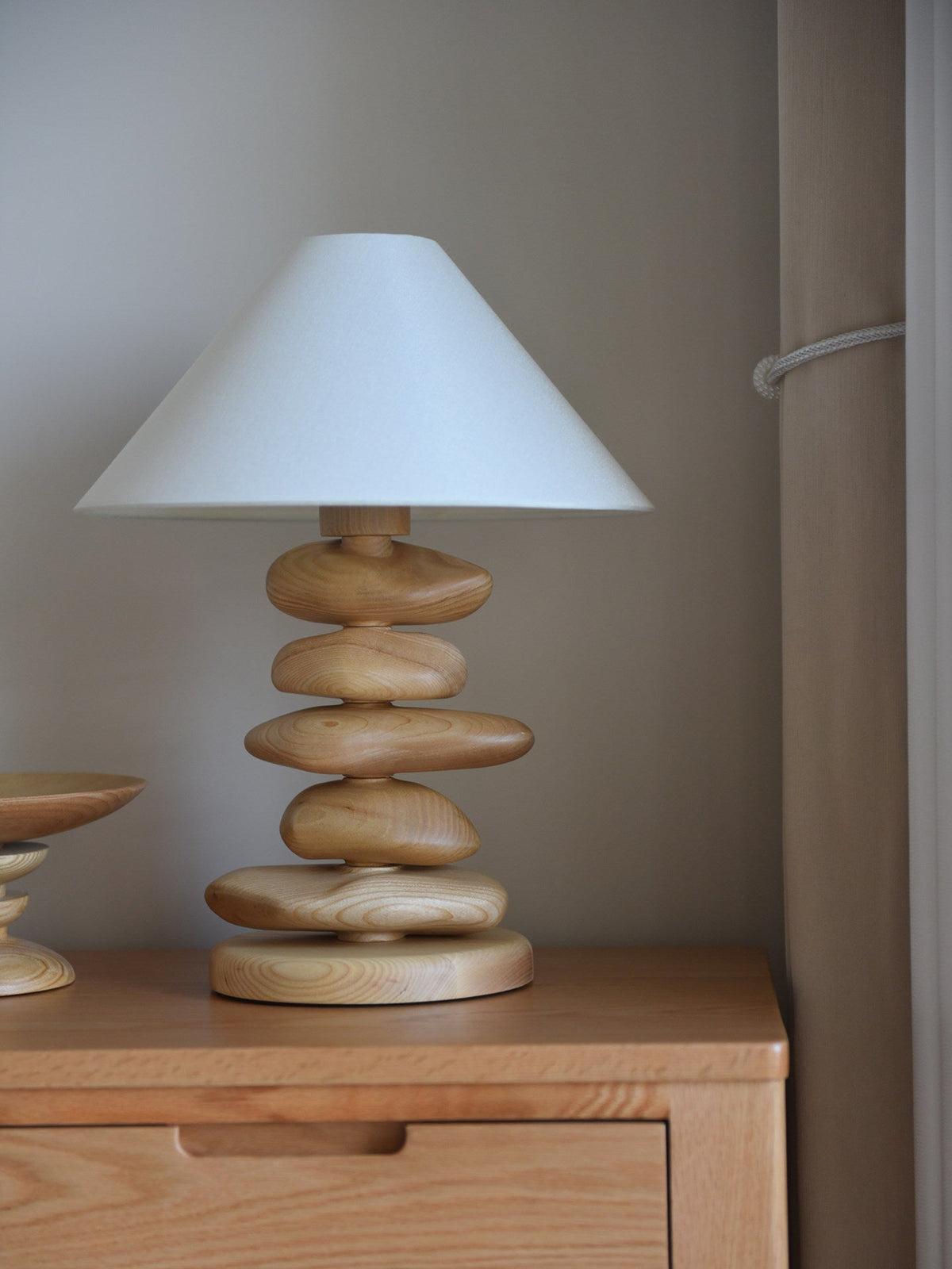 Stacked kiezelvormige hout tafellamp