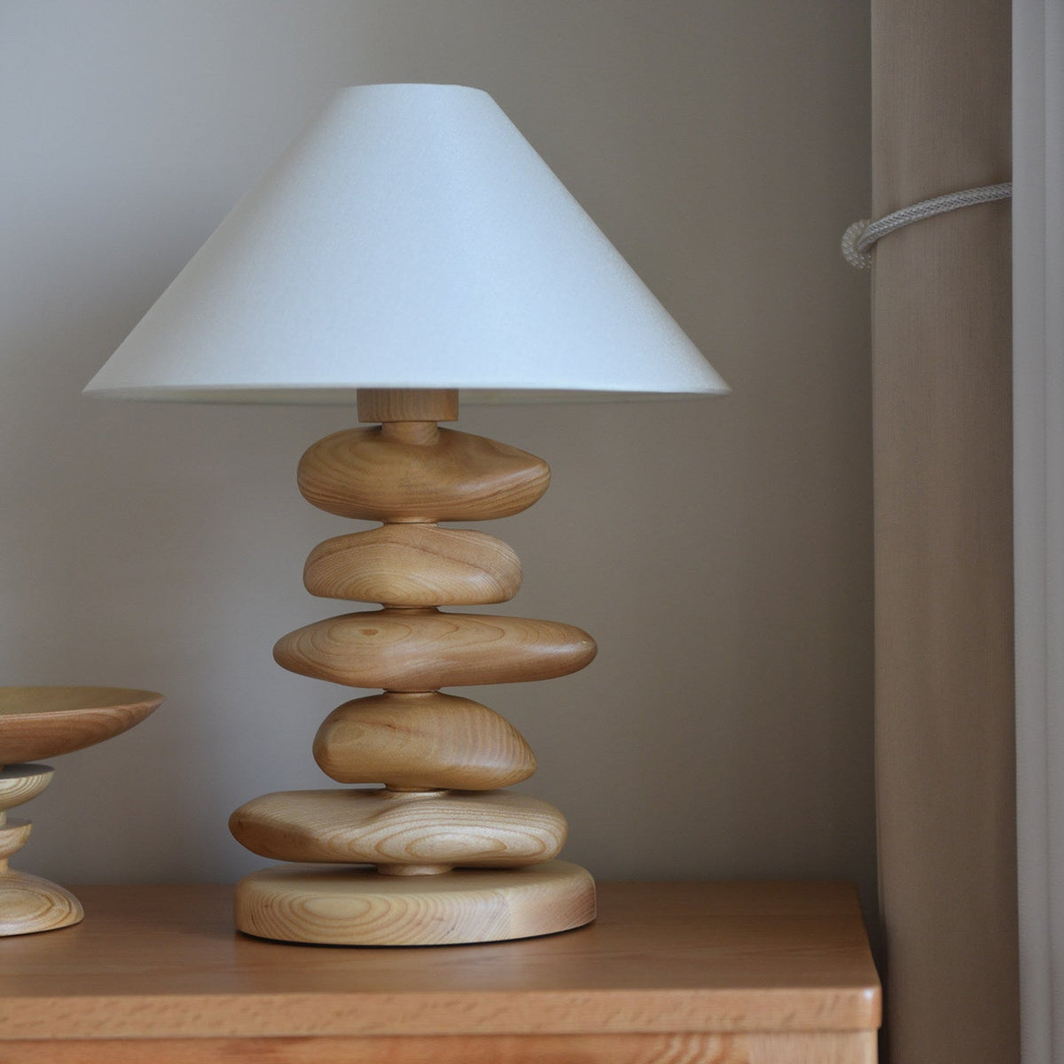 Stacked kiezelvormige hout tafellamp