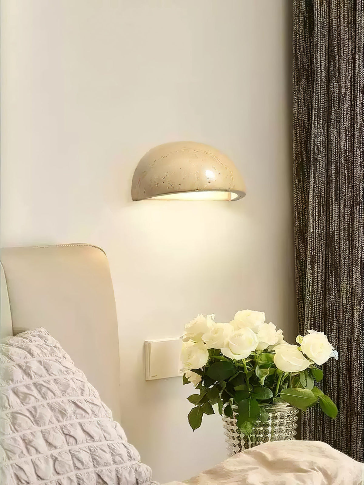 Vethayra Half-koepelvormige travertin wandlamp