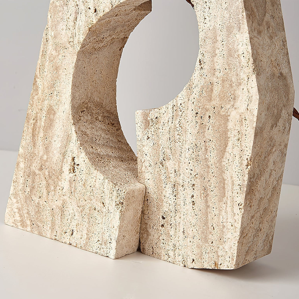 Arvinyra sculpturale travertin tafellamp
