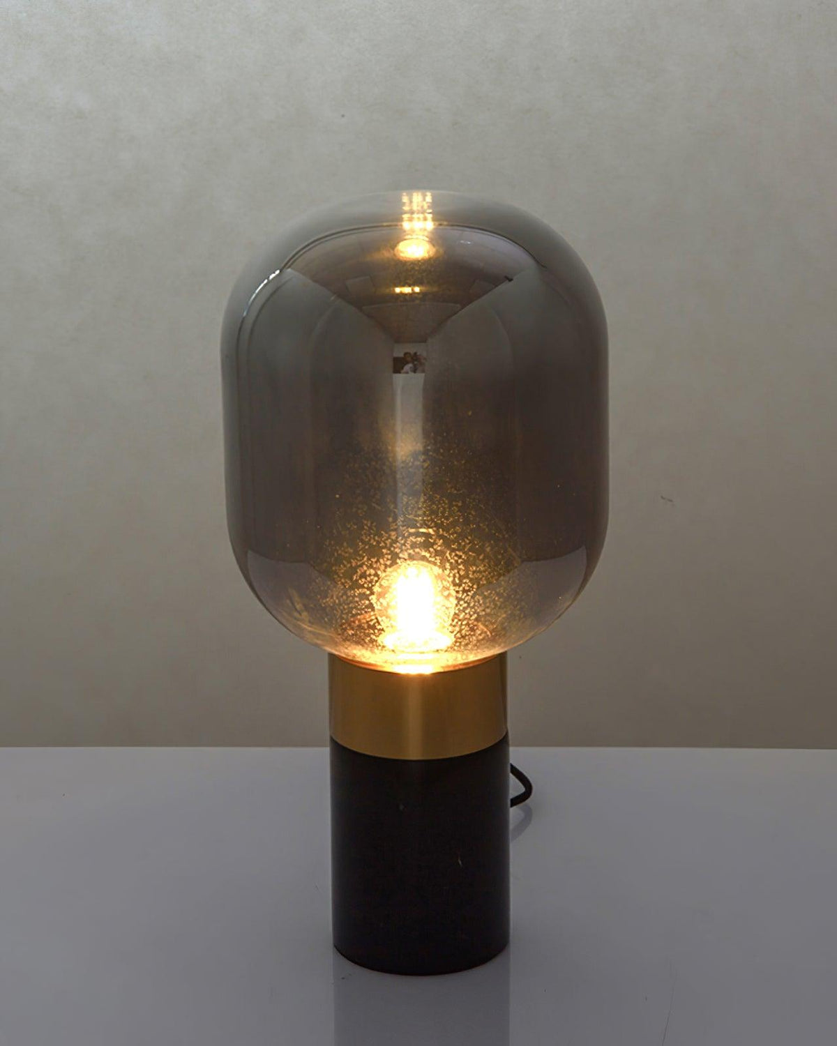 Aurdoren Minimalistische tafellamp met marmeren basis en cognac glas