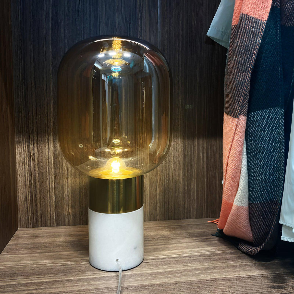 Aurdoren Minimalistische tafellamp met marmeren basis en cognac glas