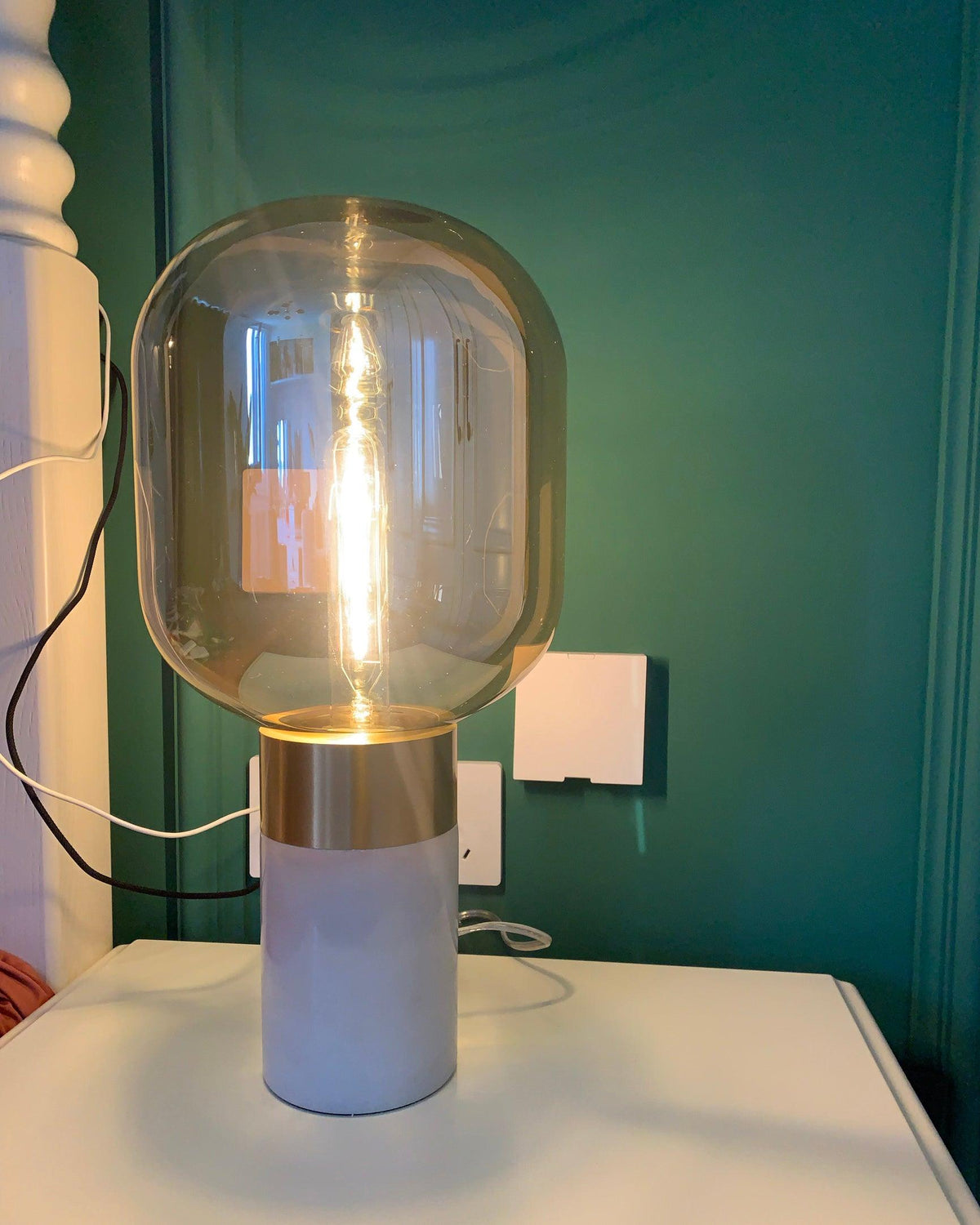 Aurdoren Minimalistische tafellamp met marmeren basis en cognac glas