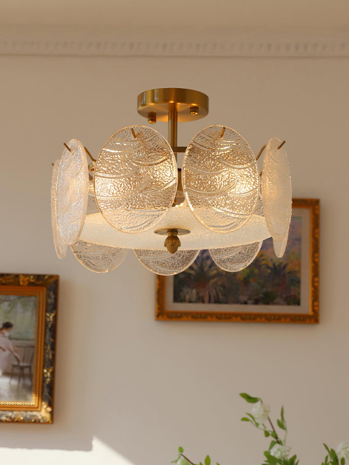 Velalaine plafondlamp van glas met afwerking en ribbelglas goudkleurig
