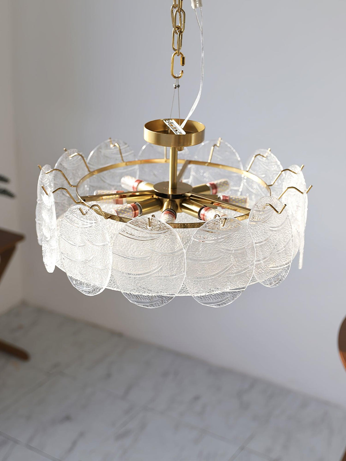 Velalaine plafondlamp van glas met afwerking en ribbelglas goudkleurig