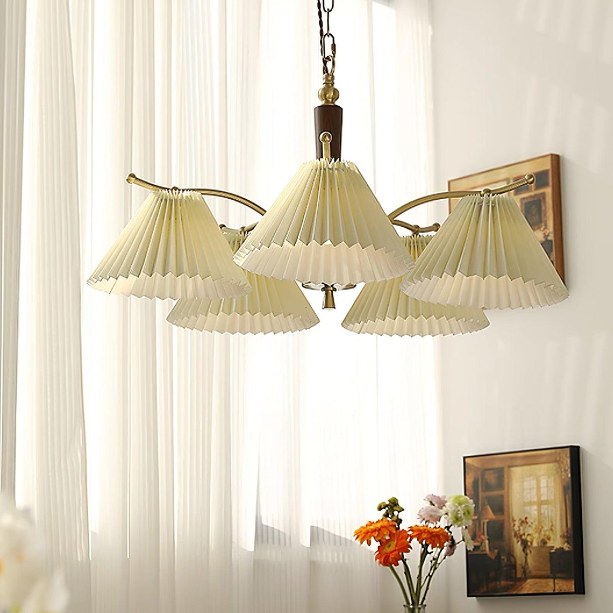 Kroonluchter met plooistoffen lampenkappen, walnoothout en messing armen, warm retro-stijl