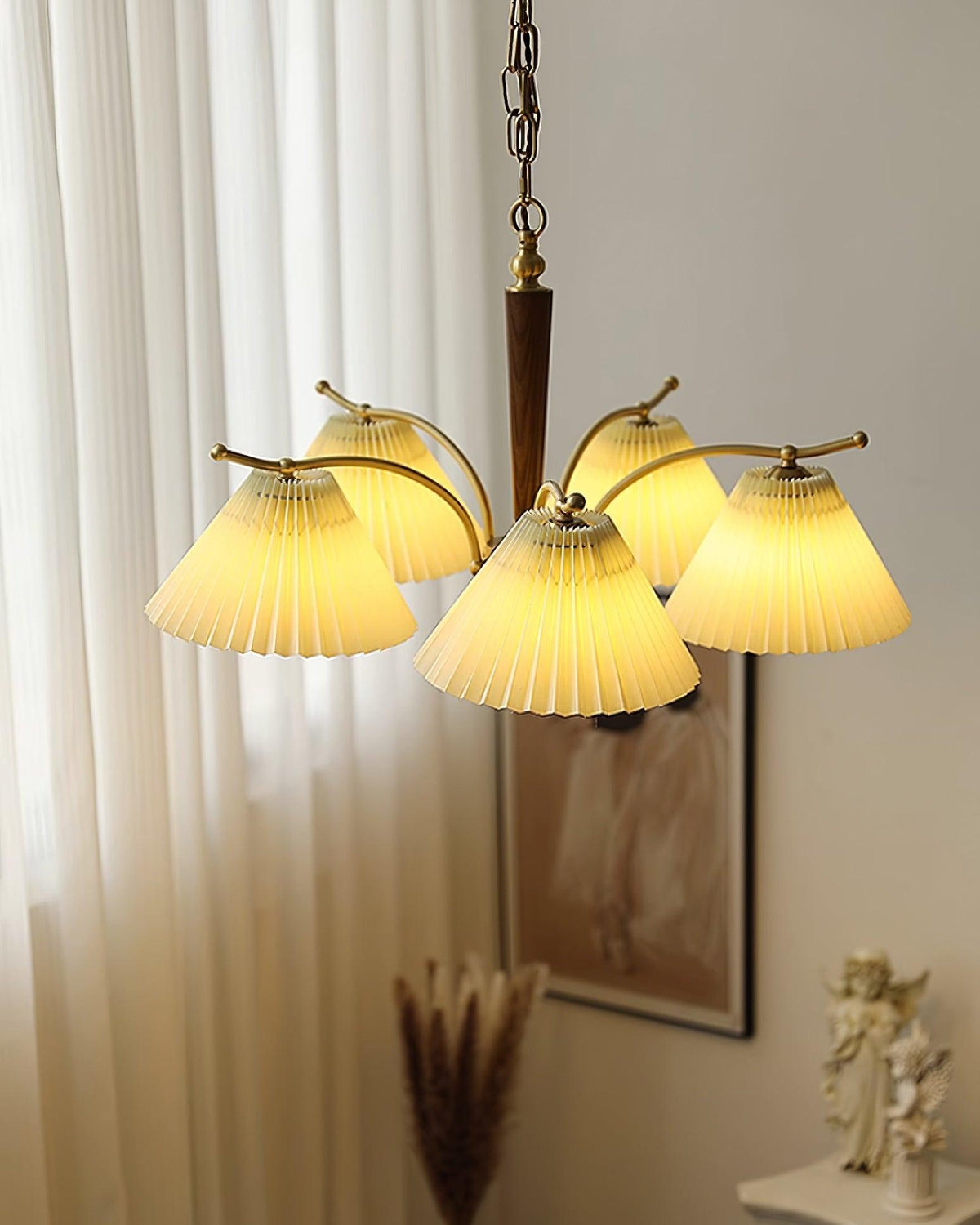 Kroonluchter met plooistoffen lampenkappen, walnoothout en messing armen, warm retro-stijl