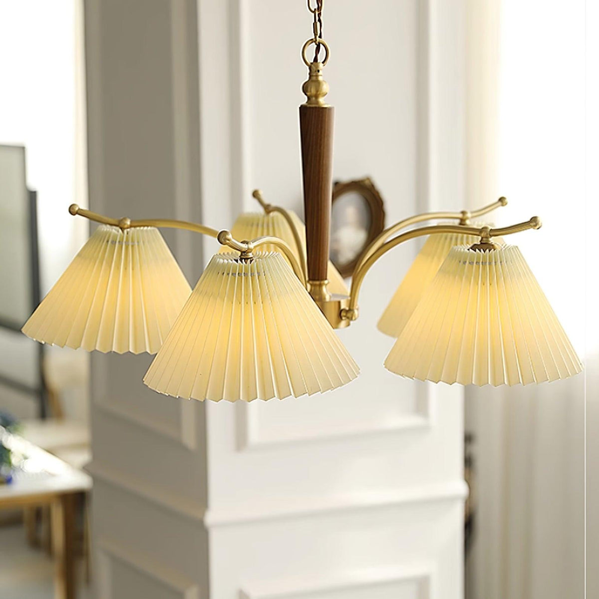 Kroonluchter met plooistoffen lampenkappen, walnoothout en messing armen, warm retro-stijl